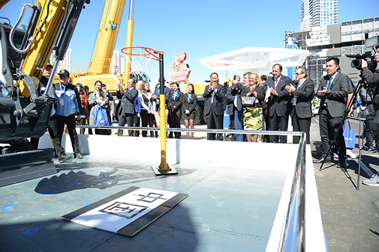 徐工XE35U液壓挖掘機現(xiàn)場揮毫潑墨、投籃表演，成為展場上的“閃亮明星”